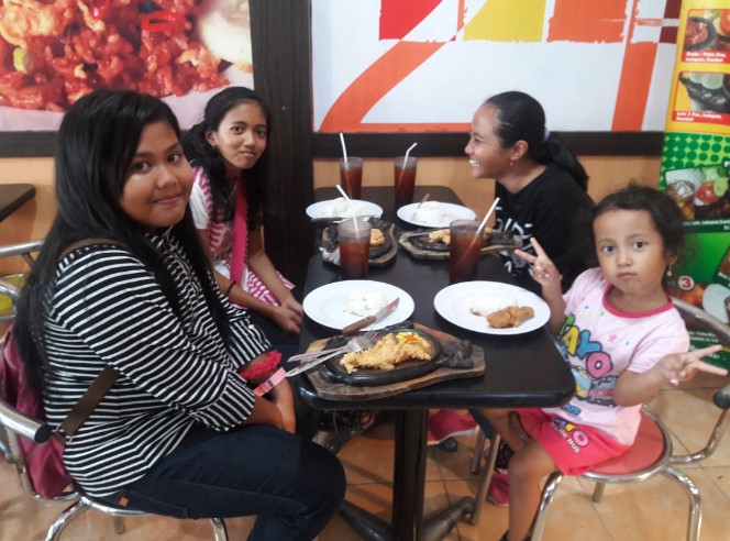 Rasa Hangat di Setiap Teguk: Cafe Raisa Kemiren, Santai di